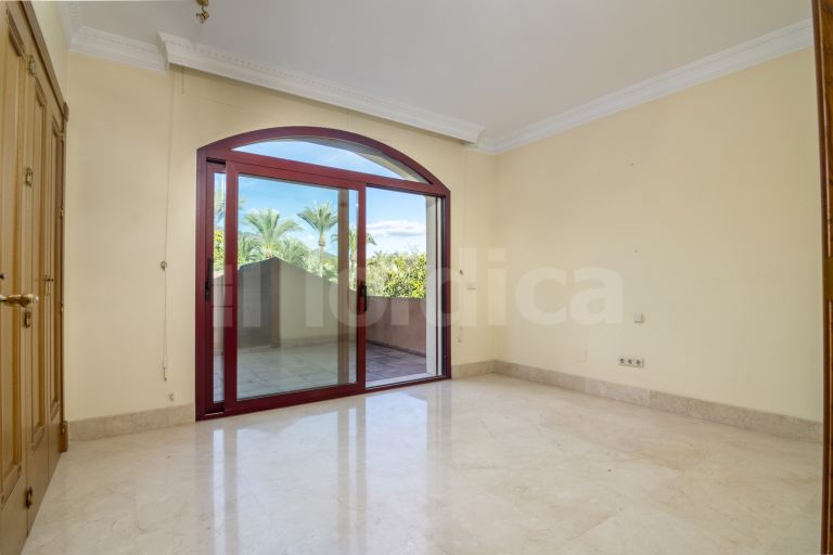 Villa for sale in Altos Reales