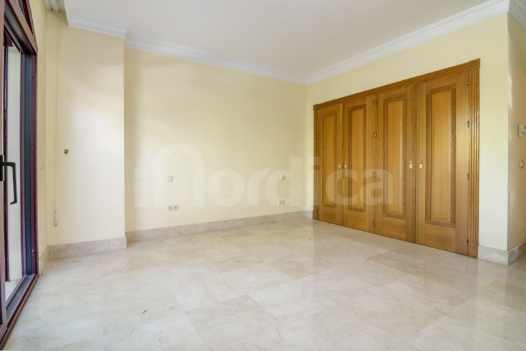 Villa for sale in Altos Reales