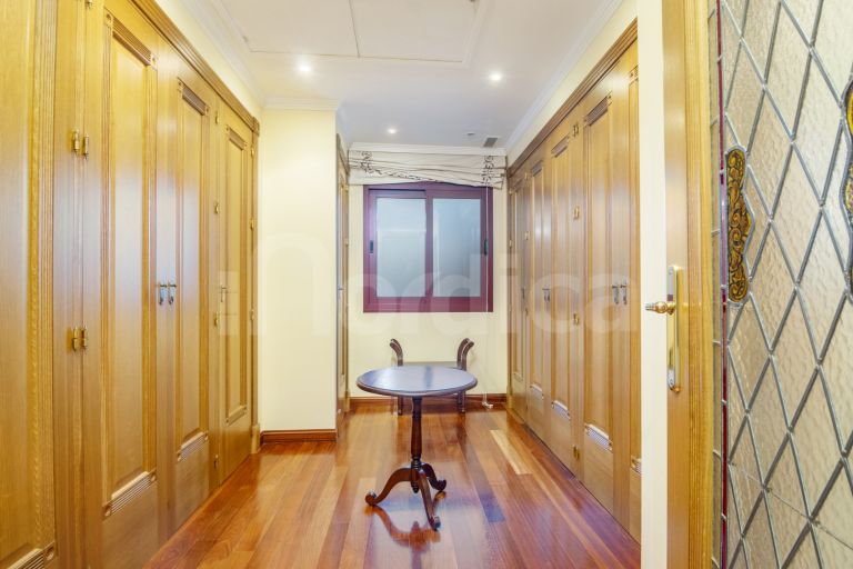 Villa for sale in Altos Reales