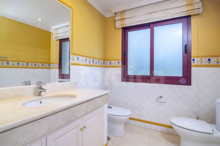 Villa for sale in Altos Reales