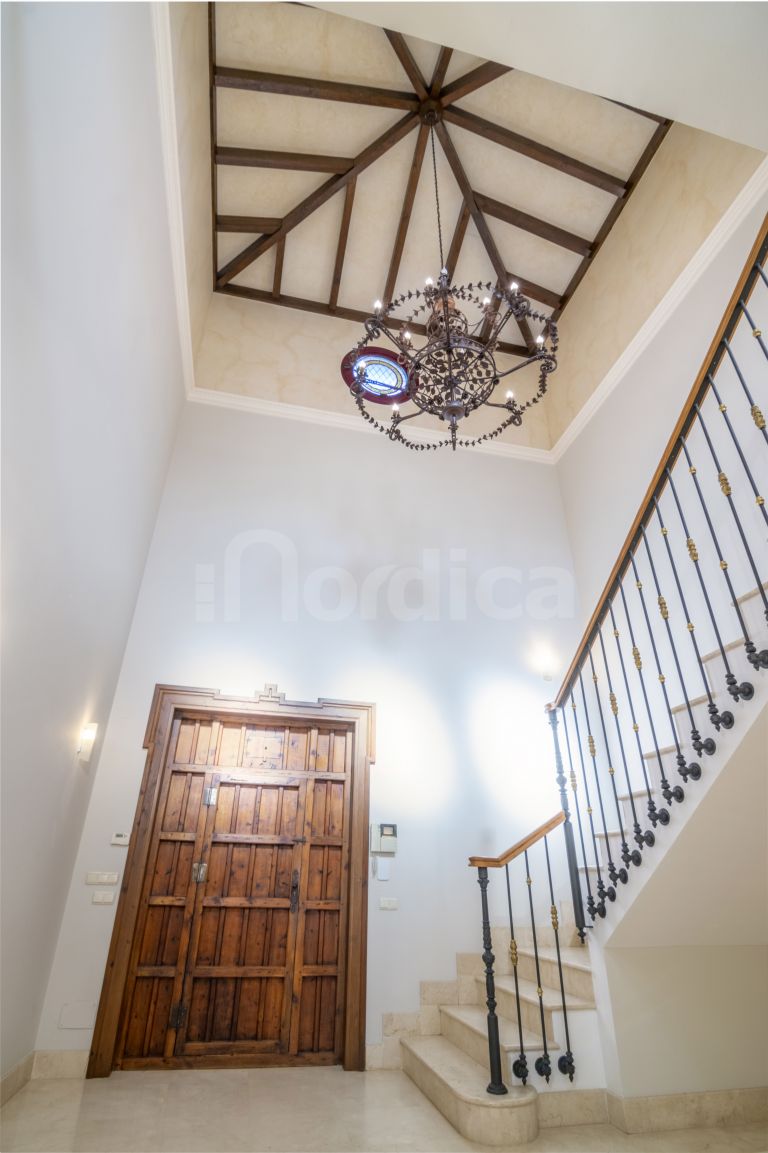 Villa for sale in Altos Reales