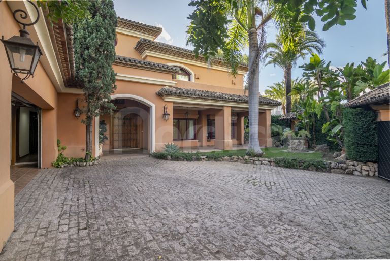 Villa for sale in Altos Reales