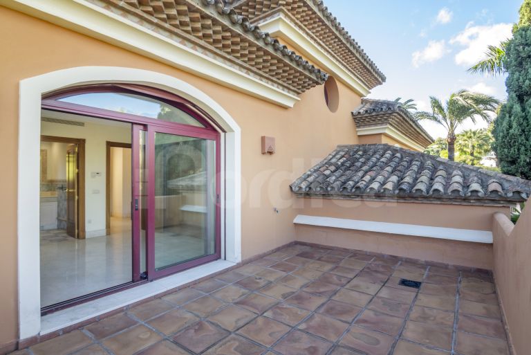 Villa for sale in Altos Reales