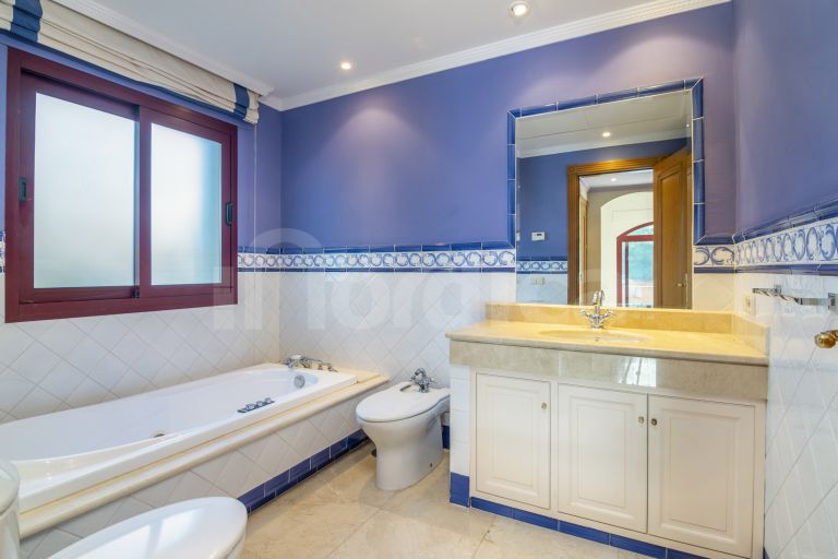 Villa for sale in Altos Reales