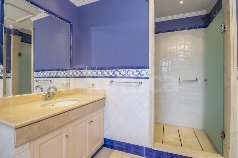 Villa for sale in Altos Reales