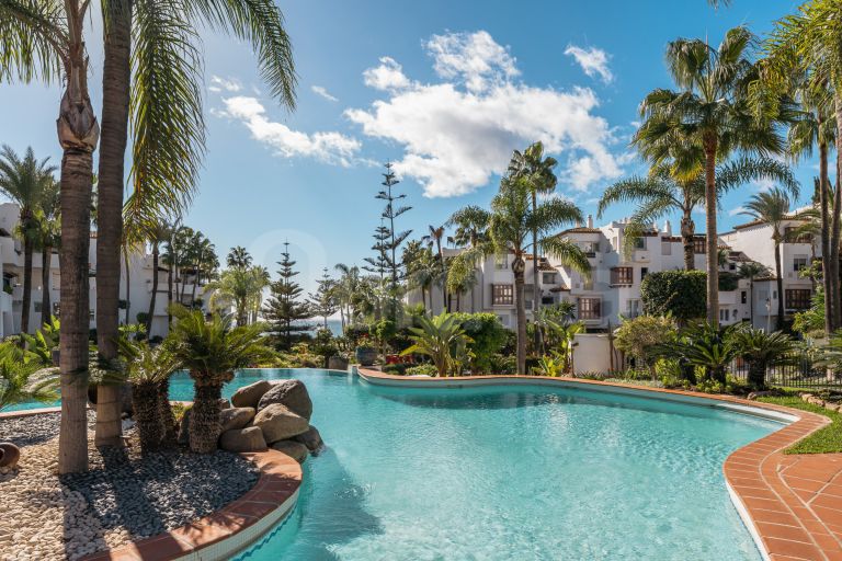 Ground Floor Apartment for sale in Puente Romano