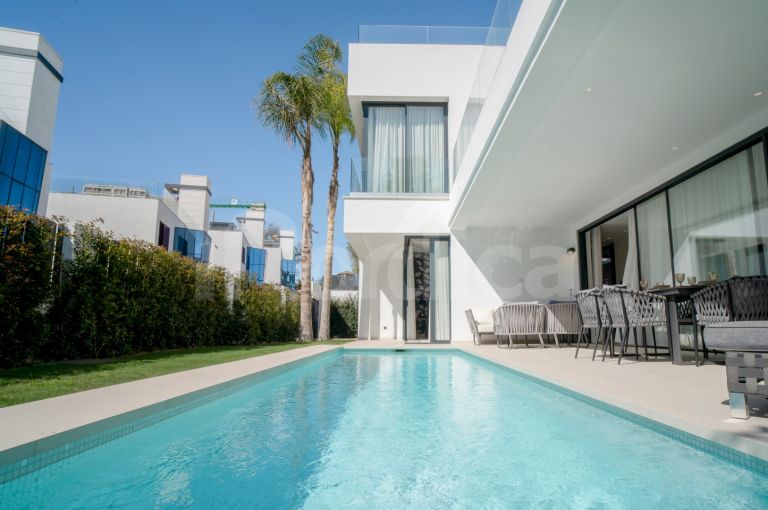 Villa for sale in Rio Verde Playa