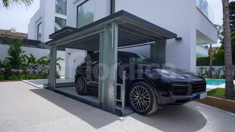 Villa for sale in Rio Verde Playa