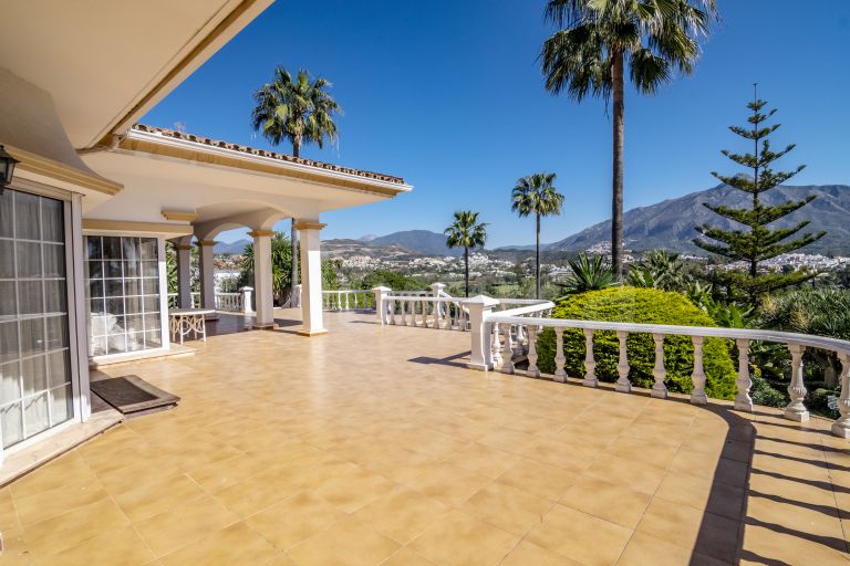 Villa for sale in Las Brisas