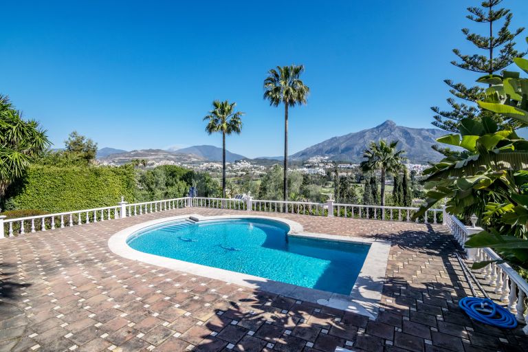 Villa for sale in Las Brisas