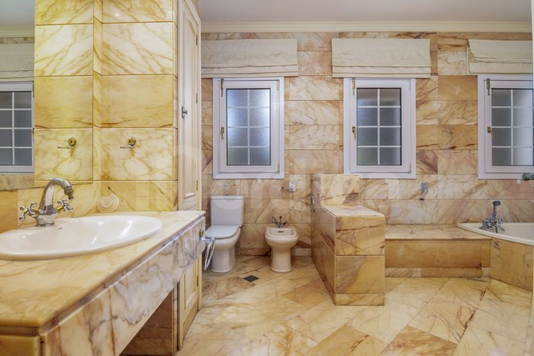 Villa for sale in Las Brisas