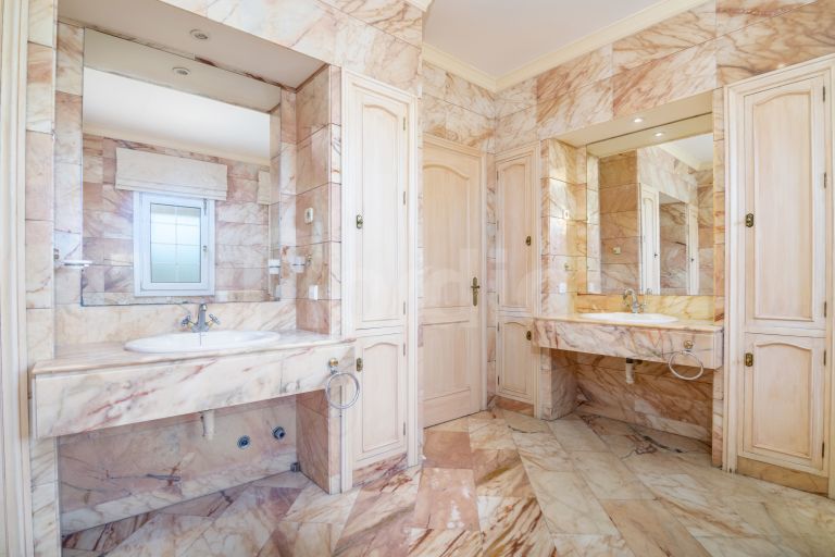 Villa for sale in Las Brisas