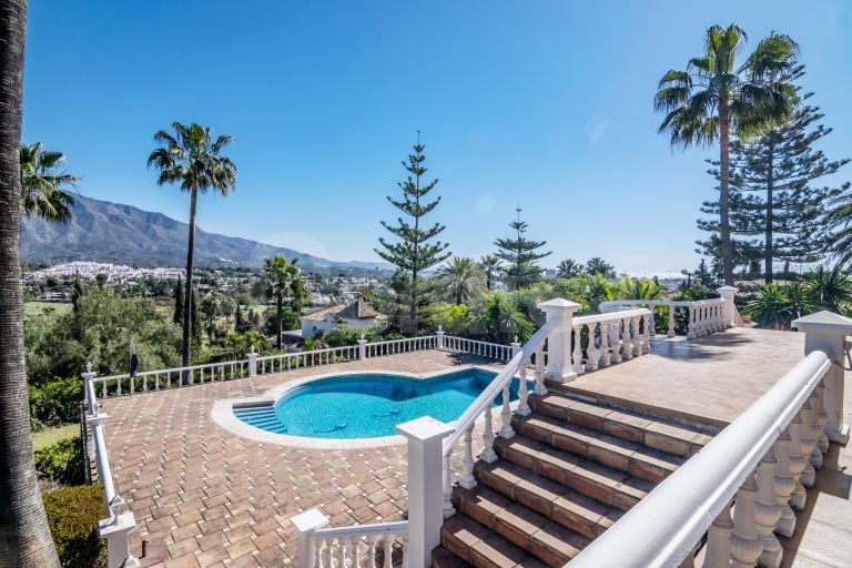 Villa for sale in Las Brisas