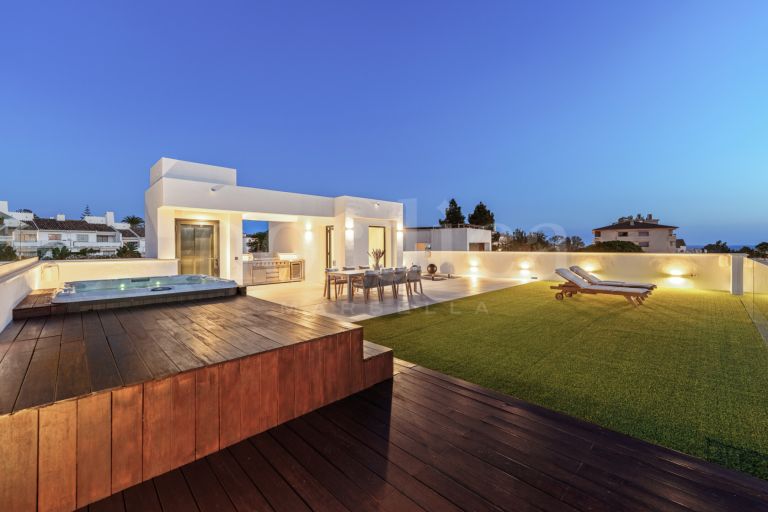 Villa for sale in Nueva Andalucia