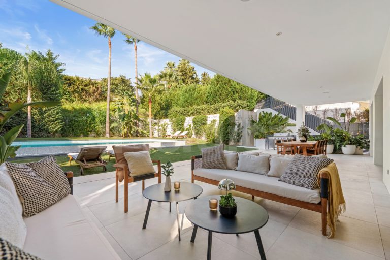 Villa for sale in Nueva Andalucia