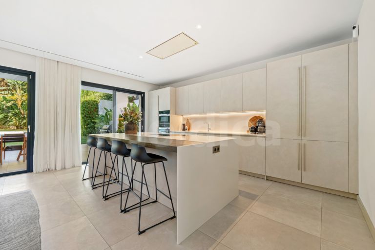 Villa for sale in Nueva Andalucia