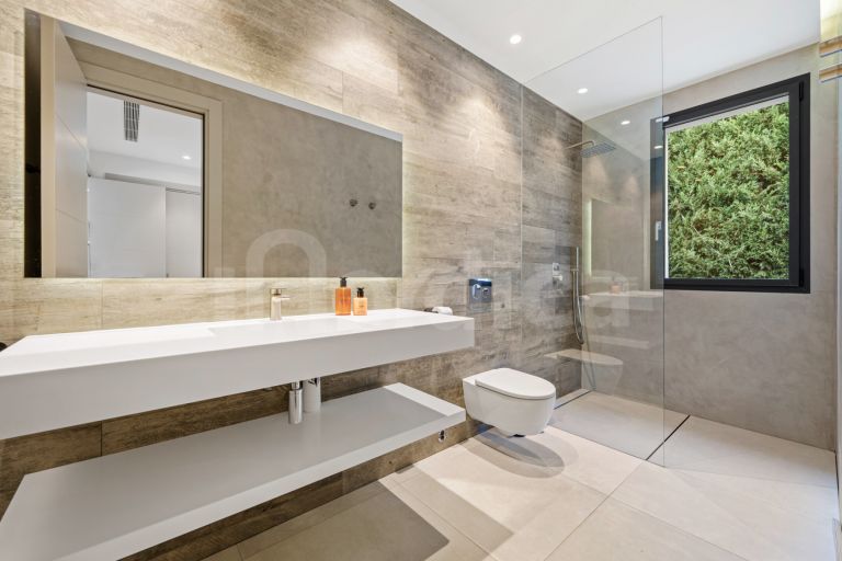 Villa for sale in Nueva Andalucia