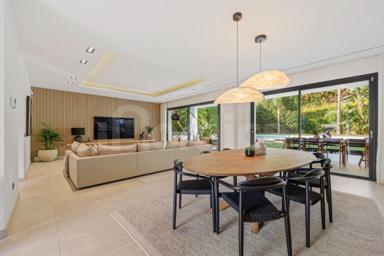 Villa for sale in Nueva Andalucia