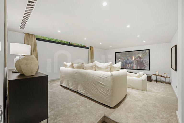 Villa for sale in Nueva Andalucia