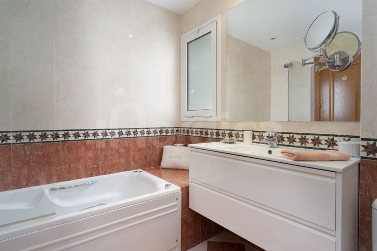 Apartamento en venta en Aloha Mirasierra