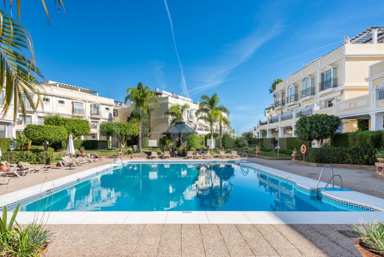 Town House for sale in Aloha Gardens