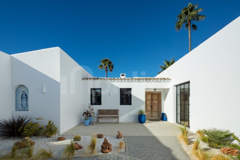 Villa for sale in Guadalmina Baja
