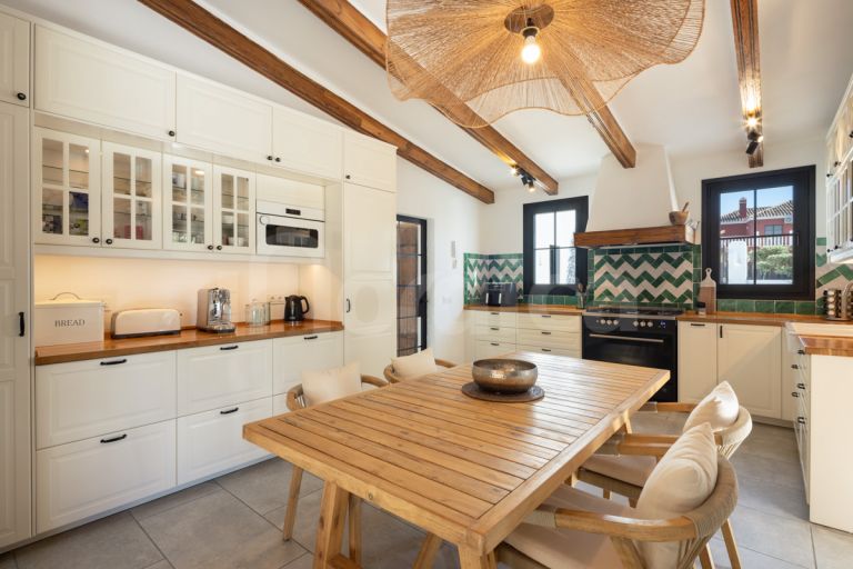 Villa for sale in Guadalmina Baja