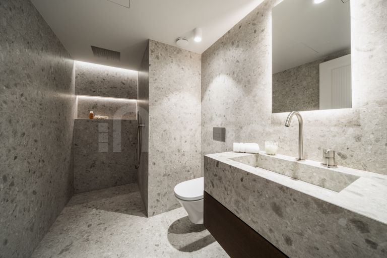 Villa for sale in Nueva Andalucia