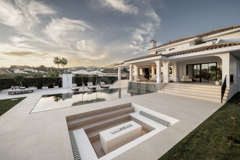 Villa for sale in Nueva Andalucia