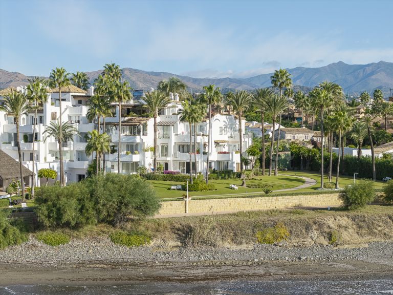 Appartement de luxe en rez-de-chaussée en première ligne de plage à Estepona