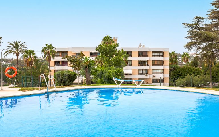 Apartment for sale in Torres de Aloha