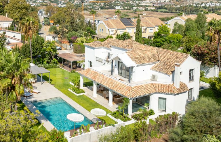 Villa for sale in Atalaya Golf