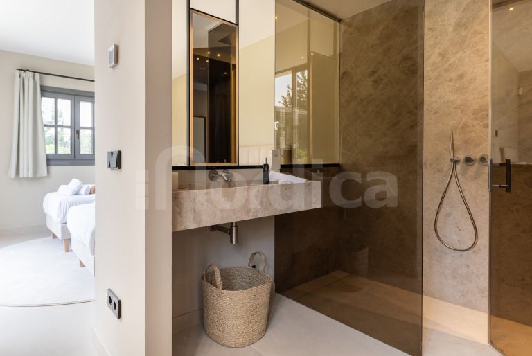 Villa for sale in Atalaya Golf