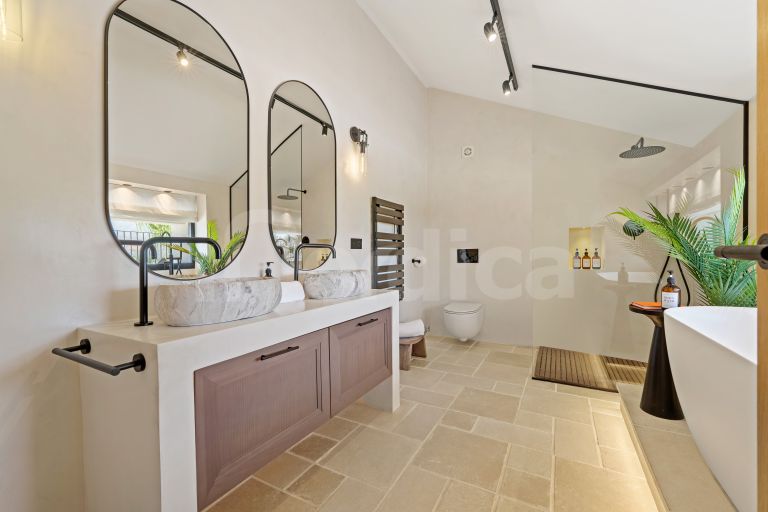 Villa for sale in Nueva Andalucia