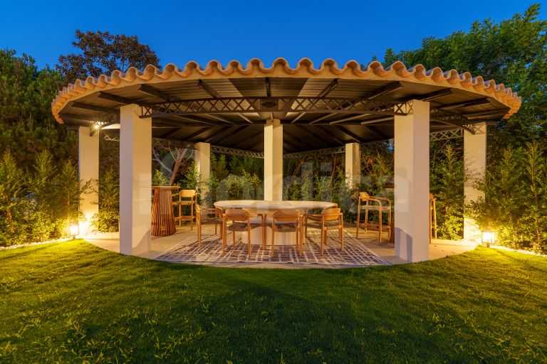 Villa for sale in Nueva Andalucia