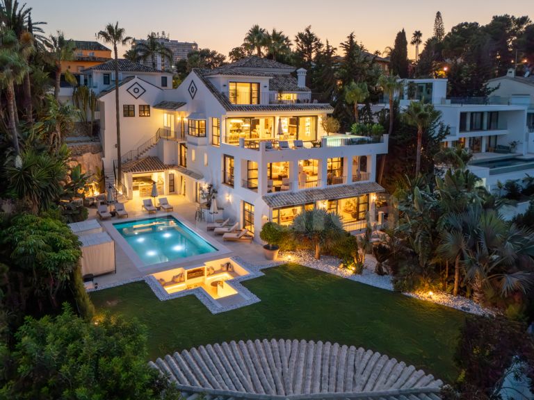 Villa for sale in Nueva Andalucia