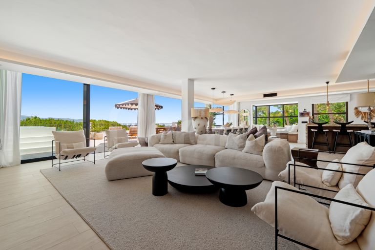 Villa for sale in Nueva Andalucia