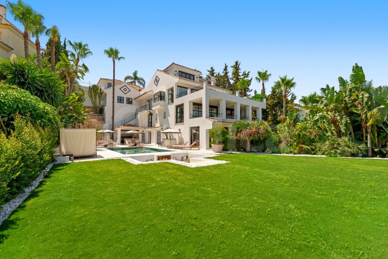 Villa for sale in Nueva Andalucia