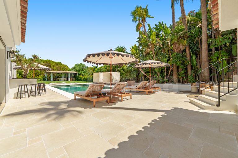 Villa for sale in Nueva Andalucia