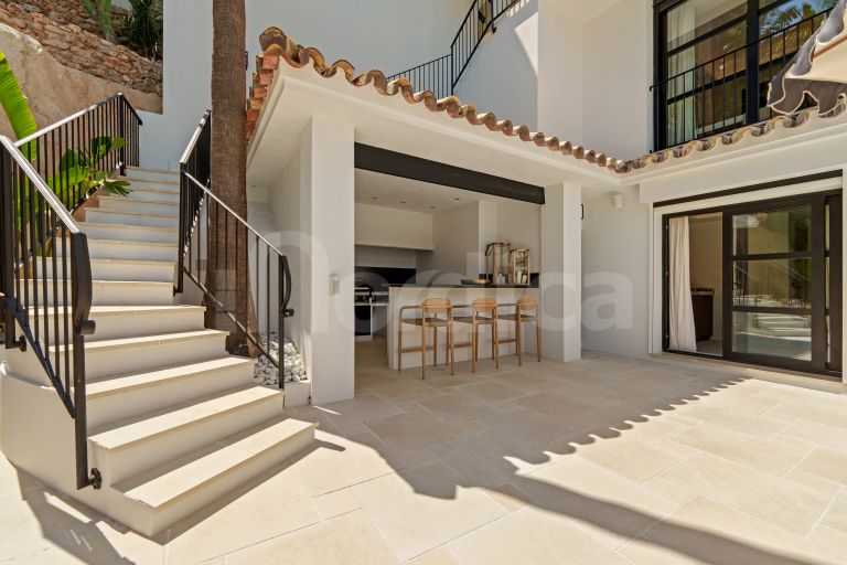 Villa for sale in Nueva Andalucia