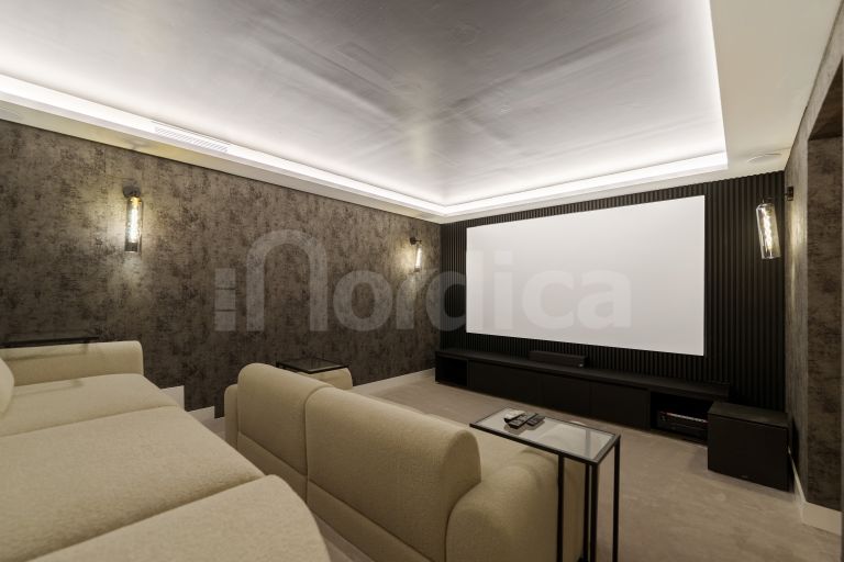 Villa for sale in Nueva Andalucia