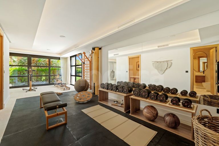 Villa for sale in Nueva Andalucia