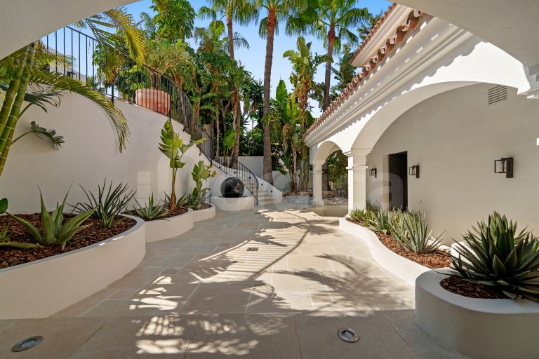 Villa for sale in Nueva Andalucia