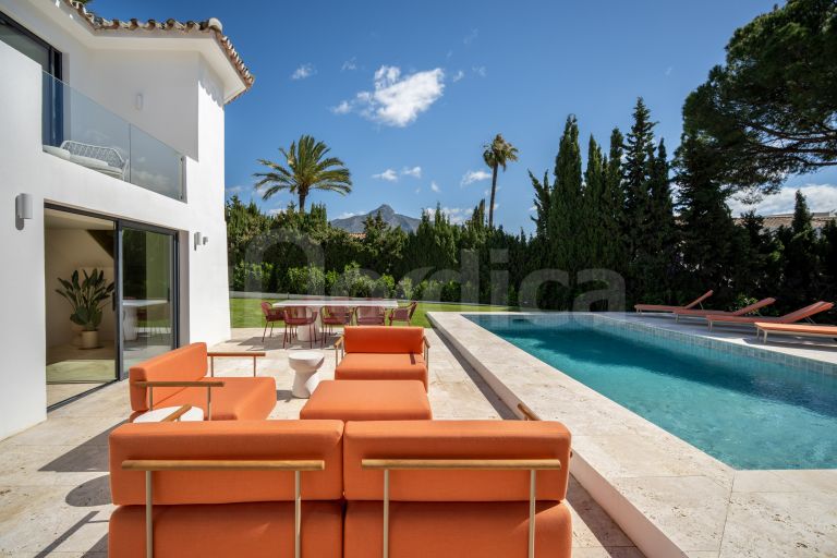 Villa for sale in Las Brisas