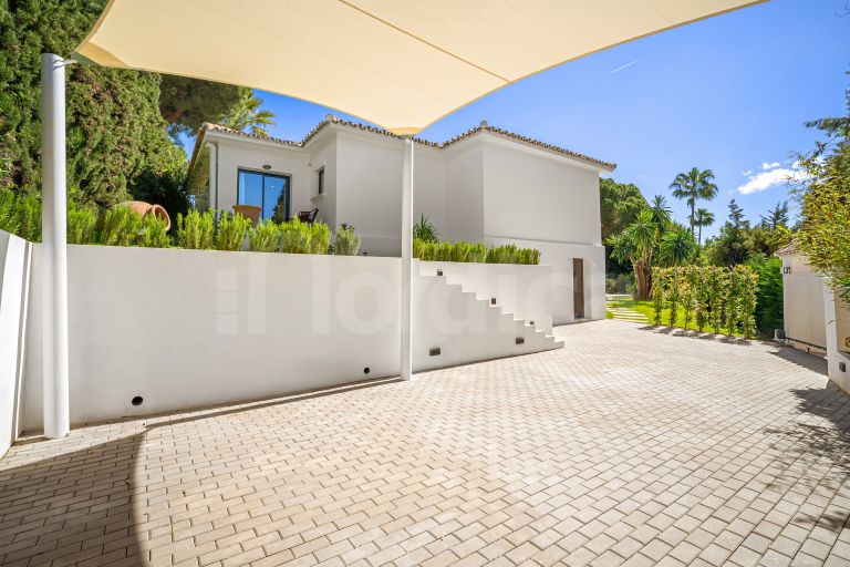 Villa for sale in Las Brisas