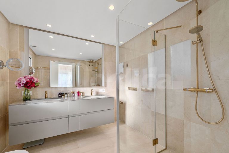 Penthouse for sale in Aloha Hill Club