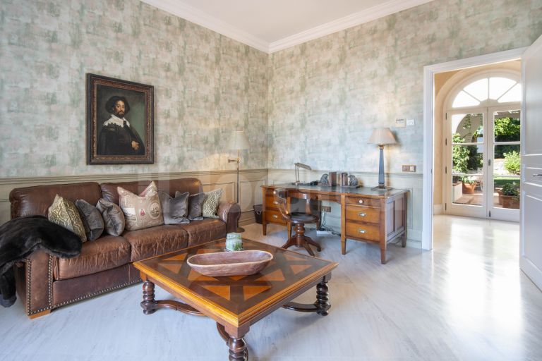 Villa for sale in Altos Reales