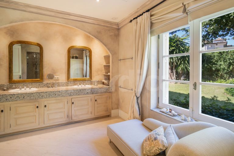 Villa for sale in Altos Reales