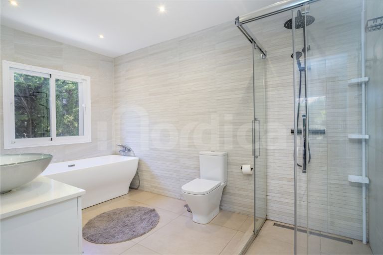 Villa till salu i Nueva Andalucia