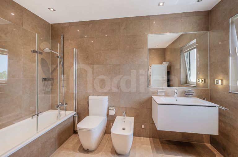 Villa for sale in Nueva Andalucia